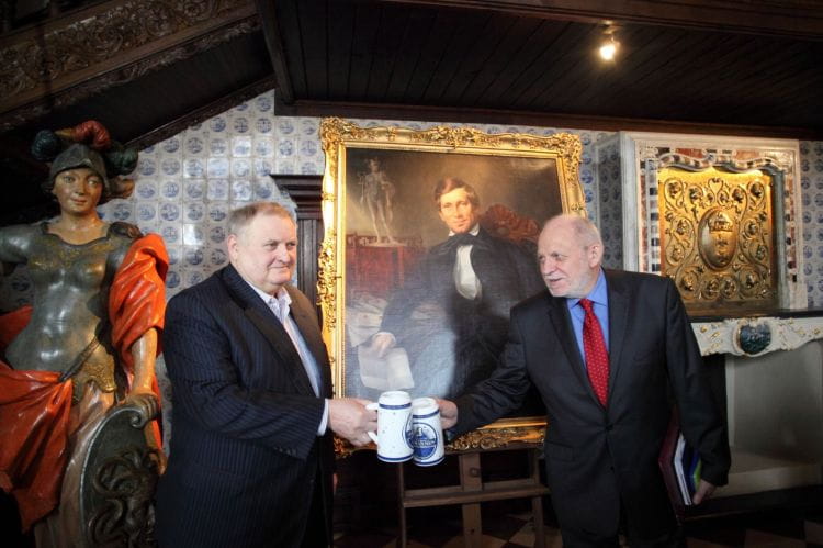 "Portret gdańskiego kupca" trafił do MHMG dzięki sprzedaży piwa Johannes. Na zdjęciu (z lewej) szef browaru Amber, Andrzej Przybyło oraz Adam Koperkiewicz, dyrektor muzeum. 