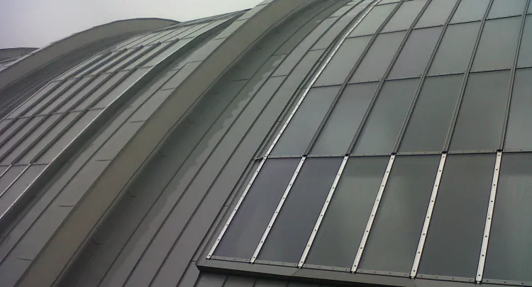 Odnowiony dach Hali Targowej ma m.in. pomóc w utrzymaniu ciepła w budynku.