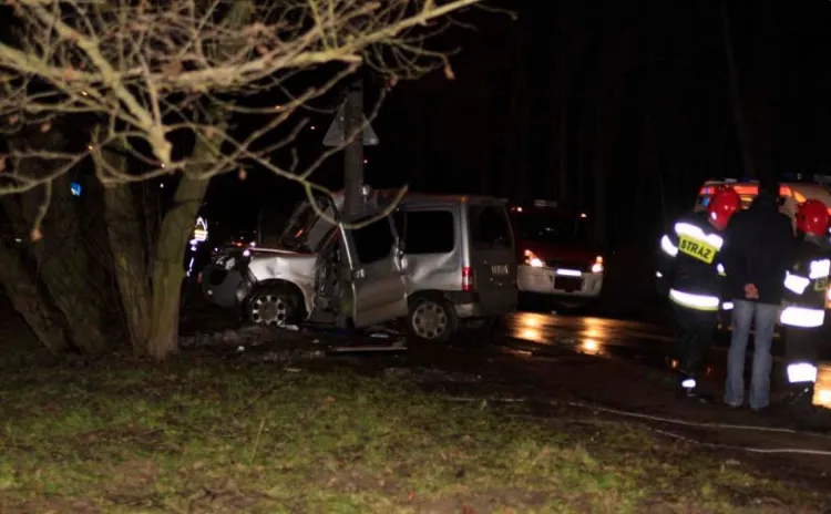 Kierowca Peugeota Partnera trafił do szpitala, po tym jak jego auto ścięło przydrożną latarnię.
