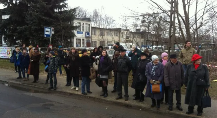 Zdezorientowani pasażerowie czekają na autobus komunikacji zastępczej, który jeździ za wykolejony tramwaj na pętli w Oliwie.