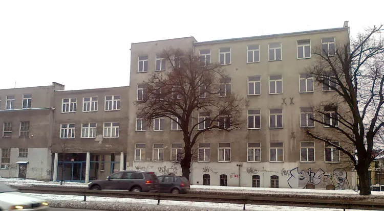 Budynek po byłej szkole, ul. Grunwaldzka 216. Czy nie lepiej zagospodarować go na przestrzenie biurowe, niż budować kolejne szklane domy - pyta nasz czytelnik. 