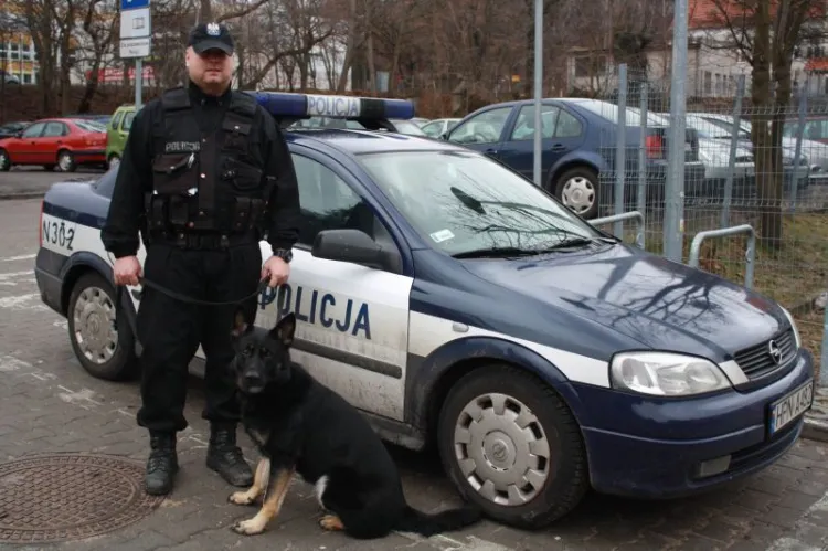 Mirosław Wierzbicki pracuje w sopockiej komendzie jako opiekun psa służbowego.