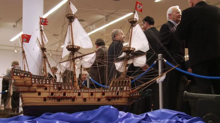 Prokuratura sprawdza czy za niektóre modele statków i obrazy muzeum nie zapłaciło zdecydowanie za dużo.