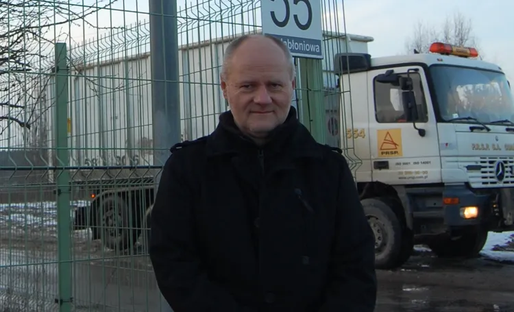 Jarosław Paczos, prezes stowarzyszenia, przed wejściem na teren zakładu utylizacyjnego w Szadółkach.