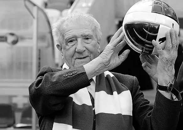 Roman Rogocz, były napastnik i ikona Lechii Gdańsk odszedł w wieku 86 lat. W 2005 roku został wybrany przez kibiców piłkarzem 60-lecia klubu.