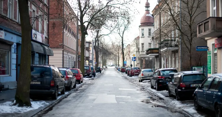 Znalezienie wolnego miejsca postojowego na ulicy Jesionowej w Gdańsku to trudna sztuka. Stąd kierowcy wjeżdżają w ul. Małachowskiego.