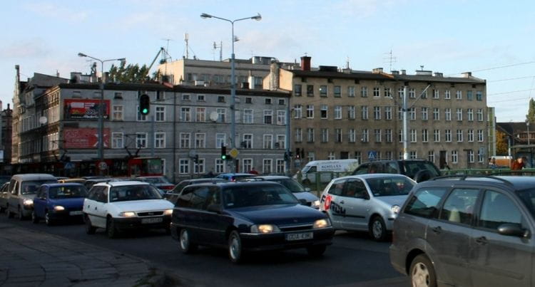 Kamienice na rogu ul. Jana z Kolna i Nowomiejskiej we wrześniu 2008 r. Miesiąc później podpisano umowę, która sprawiała, że te budynki wyburzono. Wciąż nie wiadomo, kiedy w ich miejsce powstanie droga.