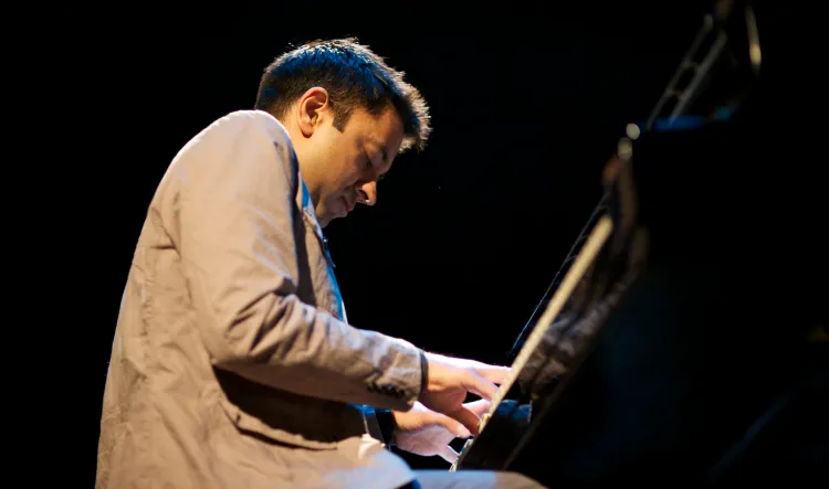 Vijay Iyer reprezentuje tak zwaną perkusyjną szkołę pianistyki, gdzie akcent rytmiczny odgrywa rolę dominującą. 