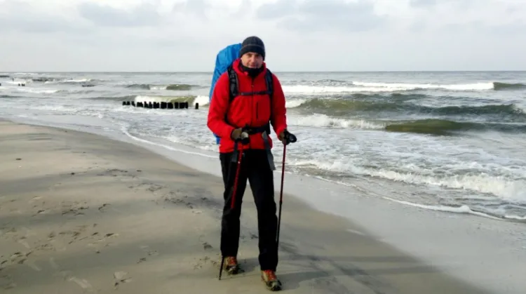 Paweł Kinsner przebył już 300 km linią brzegową, chce zdobyć karmę dla bezdomnych zwierząt.
