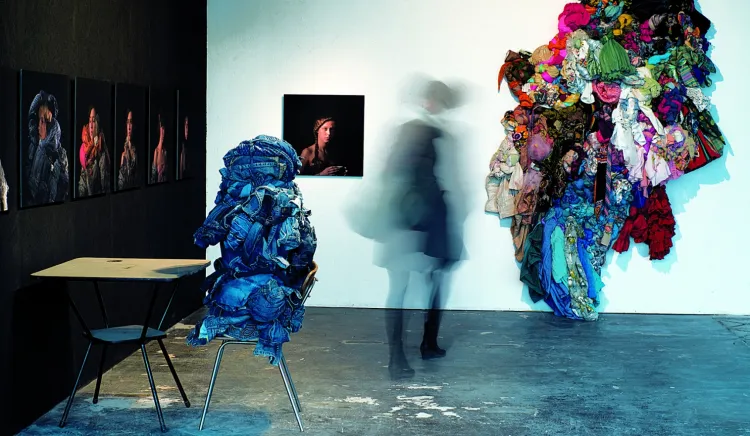 Tekstylne instalacje Gosi Golińskiej można było podziwiać w ubiegłym roku w Berlinie. Tym razem artystka swoje prace przygotuje z sukienek.