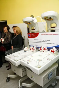 Na zdjęciu dwa nowe inkubatory do leczenia noworodków, które PCT otrzymało od warszawskiej fundacji &#8222;Serce Dziecka".