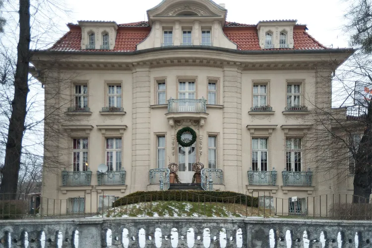 Willa zbudowana przez Rudolfa Patschkego, wygląda niemal jak pałac.