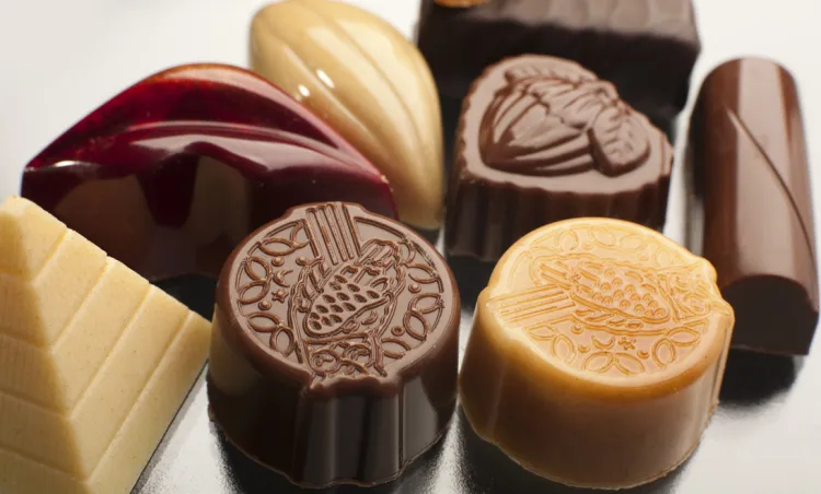 Belgijska czekolada najlepszej jakości, bogactwo nadzieni i smaków, różnorodne, często niezwykłe kształty: ręcznie robione praliny to małe, słodkie dzieła sztuki. Nz. pralinki z oferty Cukierni Sowa. 