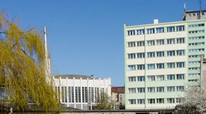 Siedziba Rejonowego Zarządu Infrastruktury w Gdyni (po prawej).