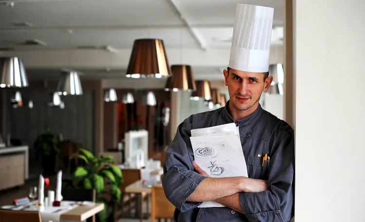 Artur Szymański, szef kuchni restauracji Rzeka Smaków, wszystkie swoje receptury rozrysowuje na kartach papieru. 