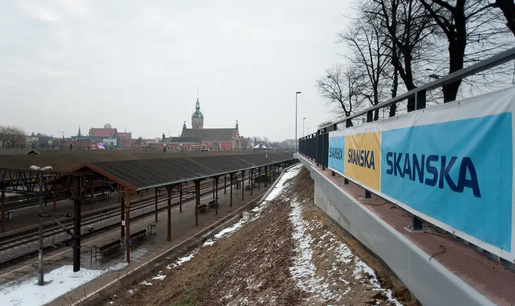 Reklama firmy Skanska na nowej estakadzie rowerowej przy dworcu PKP w centrum Gdańska.