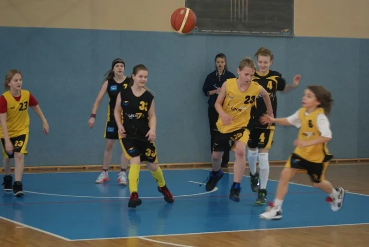 W pierwszym tygodniu ferii z MOSiR uczniowie w Sopocie rywalizowali w grach zespołowych - koszykówce i piłce nożnej.