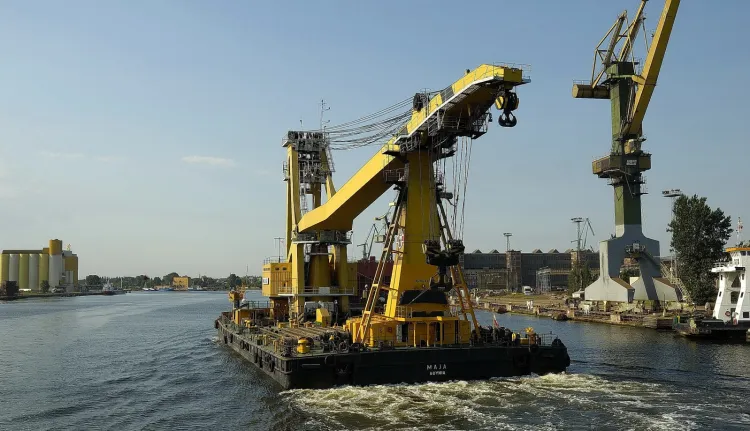 Polskie Ratownictwo Okrętowe jest właścicielem dźwigu pływającego "Maja" do przeładunku i transportu ładunków o masach do 330 ton. 
