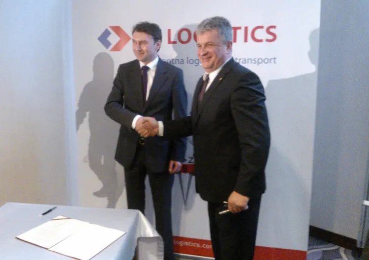 Prezes zarządu OT Logistics S.A. Piotr Chajderowski i prezes Polskiego Związku Szermierczego Adam Konopka chwilę po podpisaniu umowy sponsorskiej.