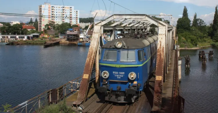 Jednym z istotnych elementów jakie zostaną wykonane w ramach modernizacji linii kolejowej do gdańskiego portu jest budowa nowego, dwutorowego mostu nad Martwą Wisłą. 