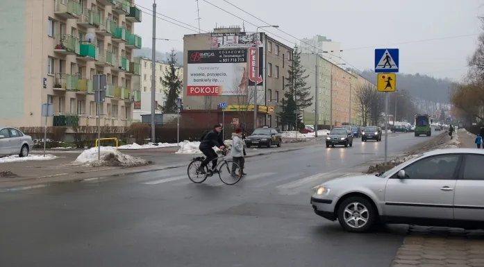 Po zmroku kierowcom trudno dostrzec pieszych na przejściu przy skrzyżowaniu ul. Kartuskiej i Łebskiej.