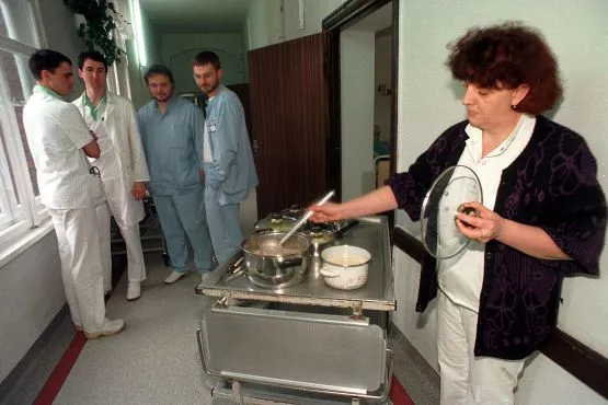 To zdjęcie zostało wykonane dobre 10 lat temu, ale w trójmiejskich szpitalach wydawanie pacjentom posiłków cały czas wygląda bardzo podobnie.