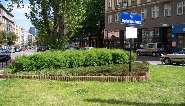 Pomnik Gdynian Wysiedlonych stanie na placu tego samego imienia, tuż przy dworcu PKP W Gdyni.