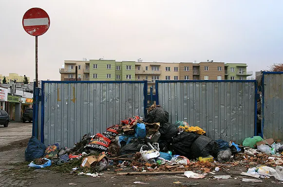 Po wprowadzeniu nowego systemu opłat za śmieci, wszystkie odpady - nawet z nielegalnych wysypisk - będą własnością gminy.