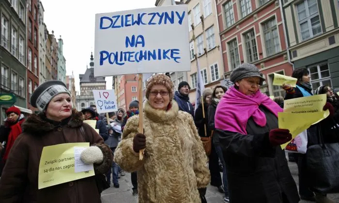 Manifowe transparenty nie dotyczyły wyłącznie bieżącej sytuacji politycznej, lecz także spraw bardziej uniwersalnych i kluczowych dla sytuacji kobiet w Polsce.