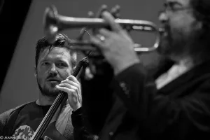 Wojtek Mazolewski i Dennis Gonzalez zaprzyjaźnili się w 2010 na Jazz Jantarze. Efektem tej znajomości jest płyta "Shaman", którą wyda warszawska oficyna For-tune.