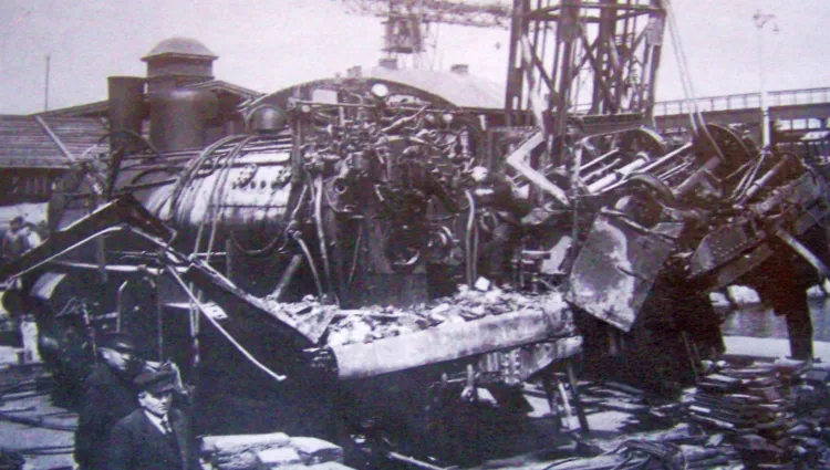 Zdjęcie z maja 1922 r. Wrak lokomotywy, która spadła do Martwej Wisły z mostu obrotowego na gdańskiej Przeróbce (ówcześnie Troyl). Zdjęcie pochodzi z kwartalnika pt. "Był Sobie Gdańsk" 2/1997 r.