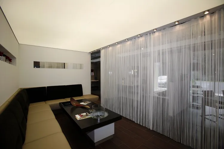 Transparentny sufit napinany może stać się głównym źródłem oświetlenia w pomieszczeniu. 