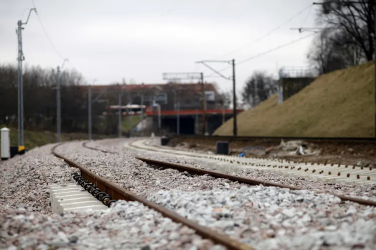 Inwestycje kolejowe w Trójmieście, zaplanowane na pierwszą połowę tej dekady, to nie tylko poprawa komfortu podróży pasażerów, ale także większa liczba przewiezionych towarów m.in. do portów w Gdyni i Gdańsku.