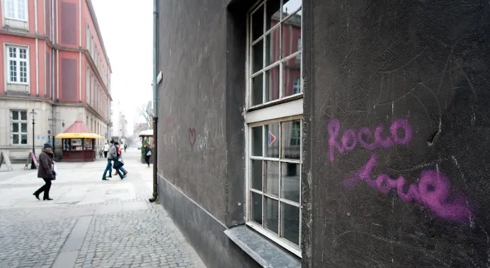 "Graffiti" w Głównym Mieście w Gdańsku. W styczniu studentki zniszczyły kilkadziesiąt elewacji. 