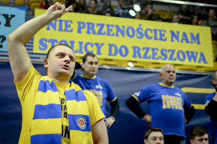 "Nie przenoście nam stolicy do Rzeszowa" oraz inne hasła i banery zawisły nad sektorem fanklubu.