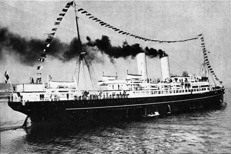 SS "Kościuszko" w gali banderowej. Pod banderą duńską pływał wcześniej jako "Lithunia", a jeszcze wcześniej - pod rosyjską jako "Caryca".
