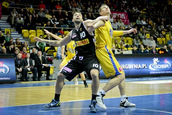 Pośród wielu ligowych spotkań, które rozegrano w minionym  tygodniu na trójmiejskich obiektach, nie zabrakło spotkań derbowych. Na zdjęciu Marcin Stefański i Rasid Mahalbasić podczas meczu Tauron Basket Ligi Asseco Prokom Gdynia - Trefl Sopot.