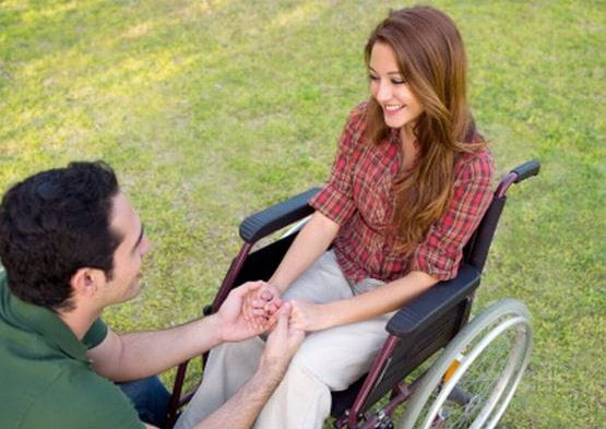 Osoby niepełnosprawne często szukają partnerów we własnym gronie, zazwyczaj jednak wiążą się z osobami zdrowymi i mogą być to bardzo udane związki.