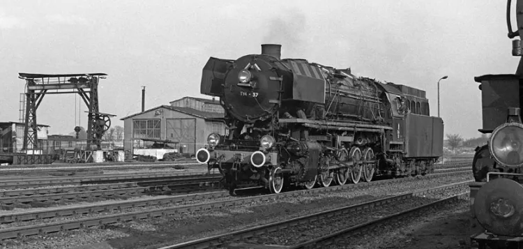 Tego typu parowóz, czyli Ty4-57, ciągnął feralny skład z Osowej do Gdyni. Zdjęcie wykonane w Malborku, w 1972 r.