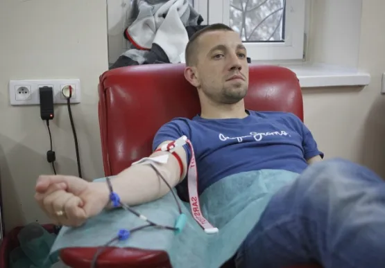 Paweł Buzała i inni piłkarze Lechii oddawali krew we wtorek, w czwartek do akcji przyłączyli się rugbiści gdańskiego klubu. 