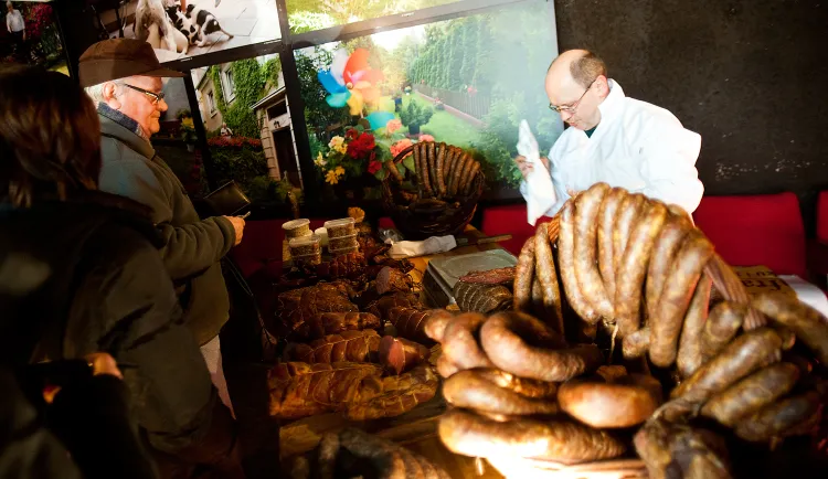 Bazar BoZeWsi organizowany przez studentów z Koła Naukowego UG STRATEG co dwa tygodnie ściąga tłumy spragnione naturalnych, tradycyjnych smaków do oliwskiego Domu Zarazy. 
