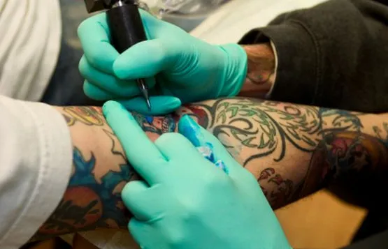 Zanim zrobisz tatuaż, przemyśl dobrze swoją decyzję. Co prawda zabieg laserowego usuwania tatuażu jest bezpieczny, ale należy liczyć się z możliwością wystąpienia powikłań w formie blizn, infekcji bakteryjnych, alergii czy opryszczki.