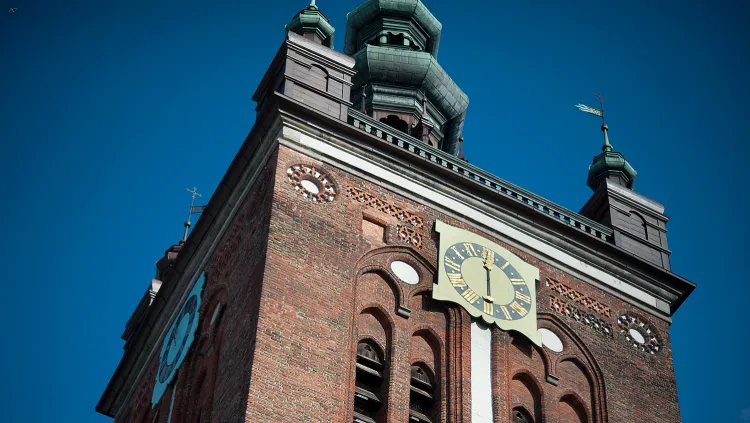 Na wieży kościoła św. Katarzyny pojawiły się nowe wskazówki na tarczach zegarowych. 