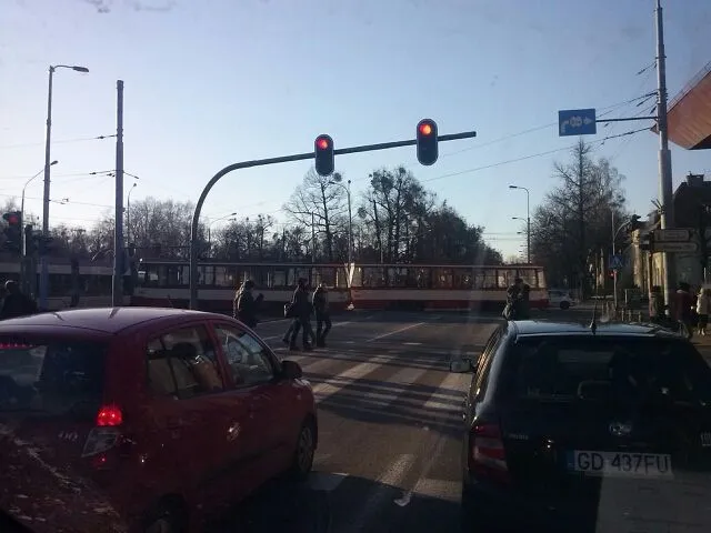 Wykolejony tramwaj zablokował ruch przy Operze Bałtyckiej.
