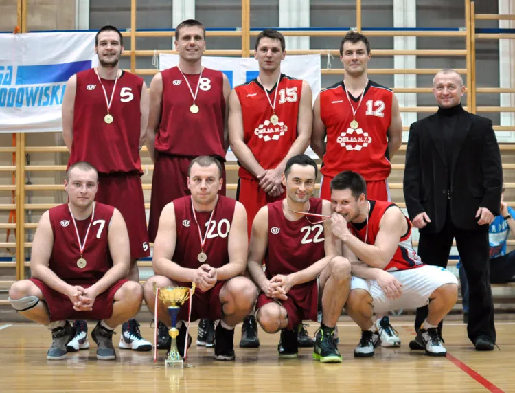 Dell Auto Service Gdynia najlepsi w Basket Cup. Na zdjęciu od lewej: Jakub Drewnik, Michał Szypniewski, Adrian Jastrzębowski, Rafał Wiśniewski, Henryk Hryszkiewicz; siedzą: Łukasz Koszałkowski, Filip Lewandowski, Bartosz Maj, Paweł Pastusiak.