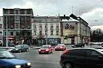 Hucisko w centrum Gdańska. Tu widoczne są dwa główne trendy w reklamach: zaklejanie okien oraz banery przyczepione do elewacji.