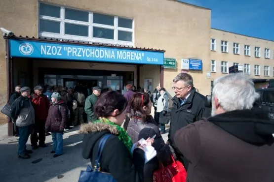Przeciw wynikom konkursu NFZ protestowali dziś mieszkańcy dzielnicy Piecki-Migowo i pracownicy Przychodni Morena.