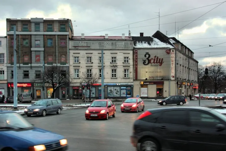 Hucisko w centrum Gdańska. Tu widoczne są dwa główne trendy w reklamach: zaklejanie okien oraz banery przyczepione do elewacji.