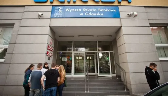 28 marca 2013 r. rozpoczął się proces włączania przez Wyższą Szkołę Bankową w Gdańsku w swoje struktury Szkoły Wyższej Prawa i Dyplomacji z Gdyni.