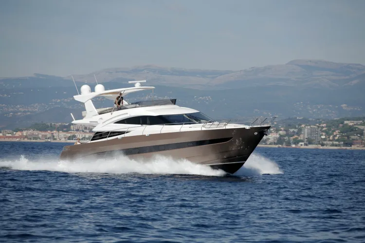 Ceny jachtów stoczni Galeon zaczynają się od 116 000 euro netto za model 290 Fly do ponad 2 300 000 euro netto za 780 Crystal. Cena modelu Galeon 640 Fly (na zdjęciu) zaczyna się od 1 250 000 euro netto.